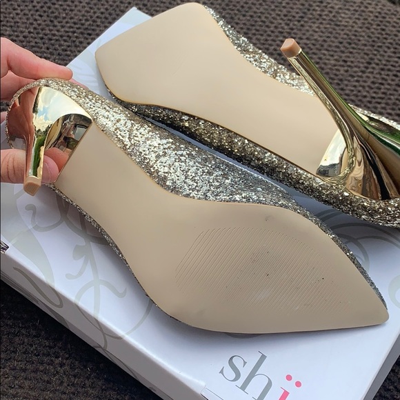 Beautiful back n gold heel - Picture 2 of 3